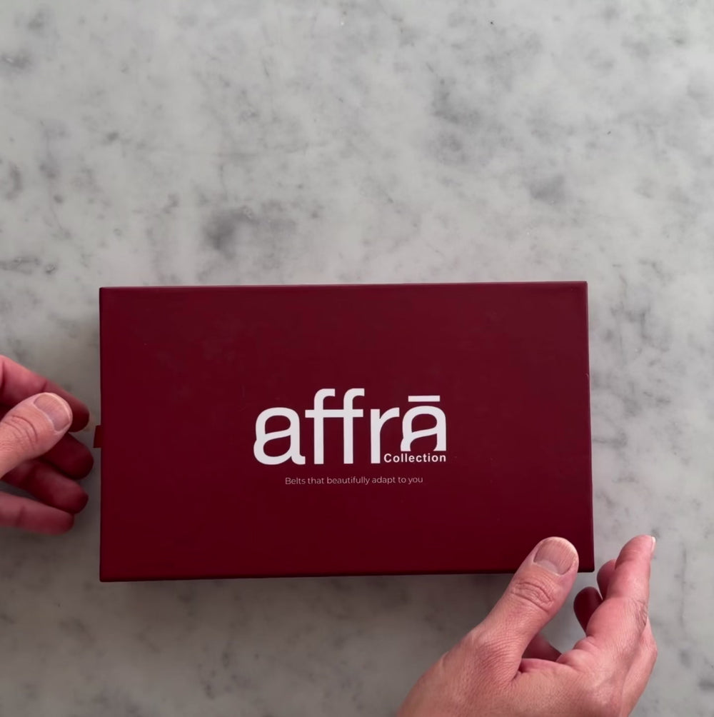 Affrā belt set unboxing with tan leather strap and interchangeable buckles in gold and silver in gift box